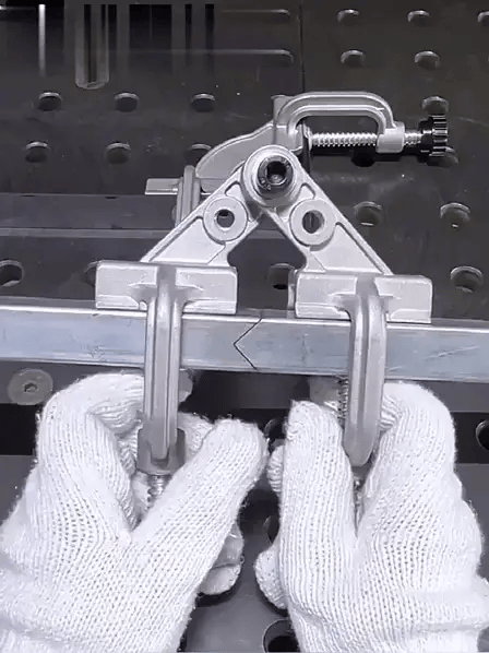 -50 % · OFFRE LIMITÉE · AngleHold™ · Maîtrisez plusieurs angles avec une seule pince fluide !