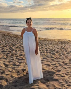 Photo client de la robe Vivian blanche a la plage
