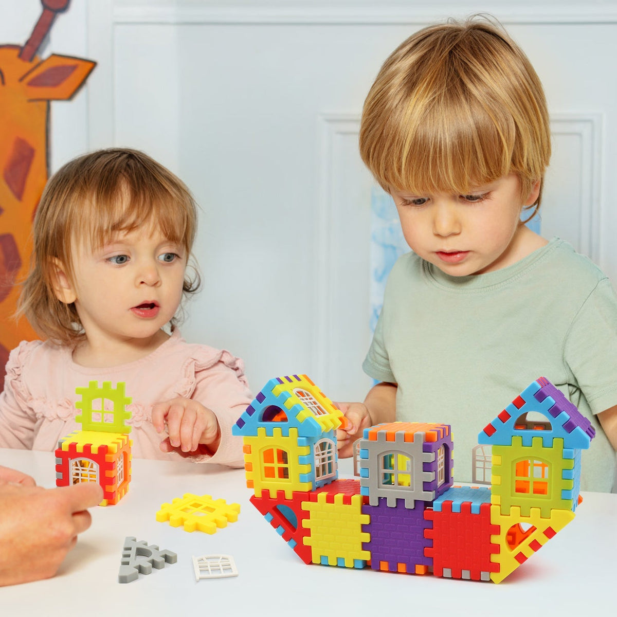 Deux tout-petits assemblent des carrés SnapBlocks à table