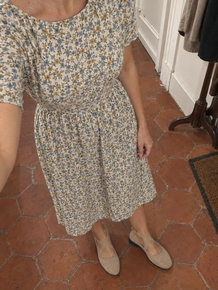 Photo cliente : selfie miroir en robe fleurie et ballerines Avela noires