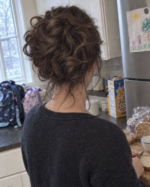 Photo cliente : chignon châtain foncé Clip'nBun en cuisine