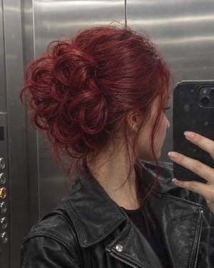 Photo cliente : chignon rouge Clip'nBun dans l'ascenseur