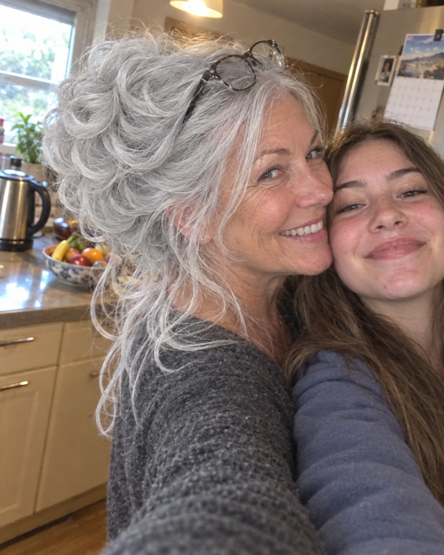 Photo cliente : selfie en cuisine d'une grand-mère et sa petite-fille, chignon gris argenté Clip'nBun