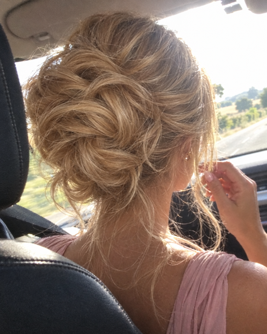 Photo cliente : en voiture vers un mariage, chignon blond Clip'nBun