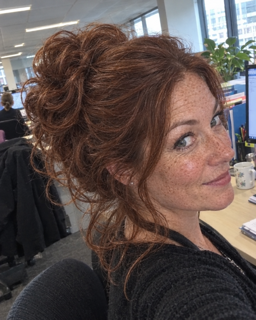 Photo cliente : selfie au bureau, chignon auburn Clip'nBun