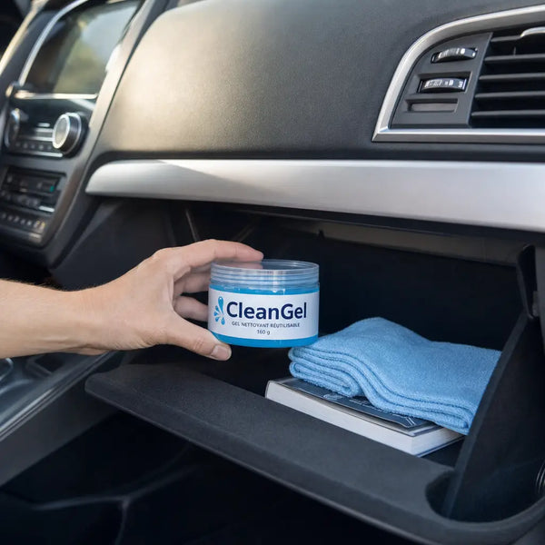 Pot CleanGel rangé dans la boîte à gants d