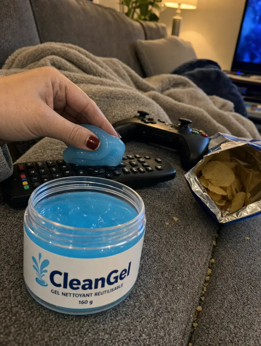 Photo client : gel CleanGel bleu pressé sur une télécommande, canapé et manette de jeu