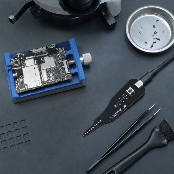 Sonde CircuitSense sur un tapis antistatique à côté d