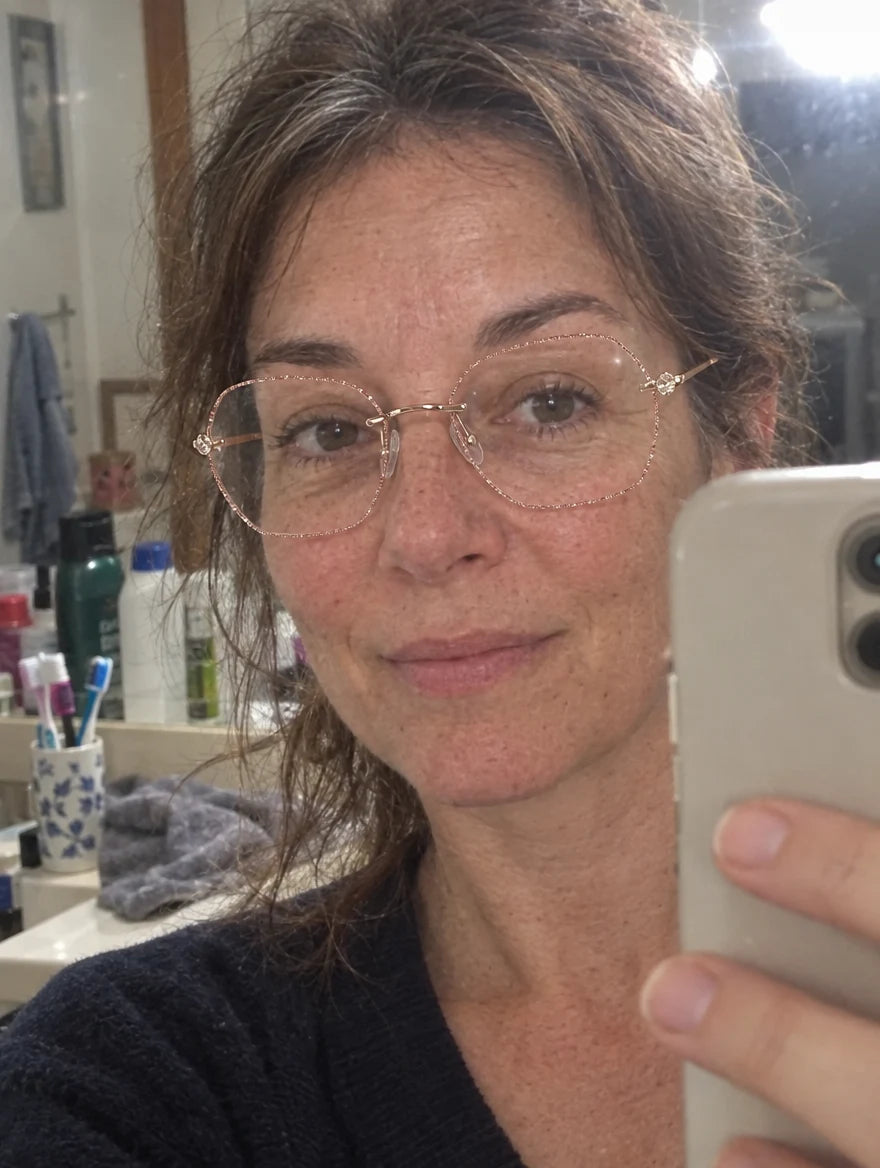 Photo cliente : selfie dans la salle de bain avec les lunettes de lecture ChicVision or