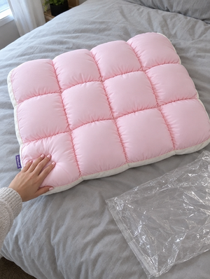 Photo cliente : DreamPuff rose bébé tout gonflé à côté de son sachet sous vide