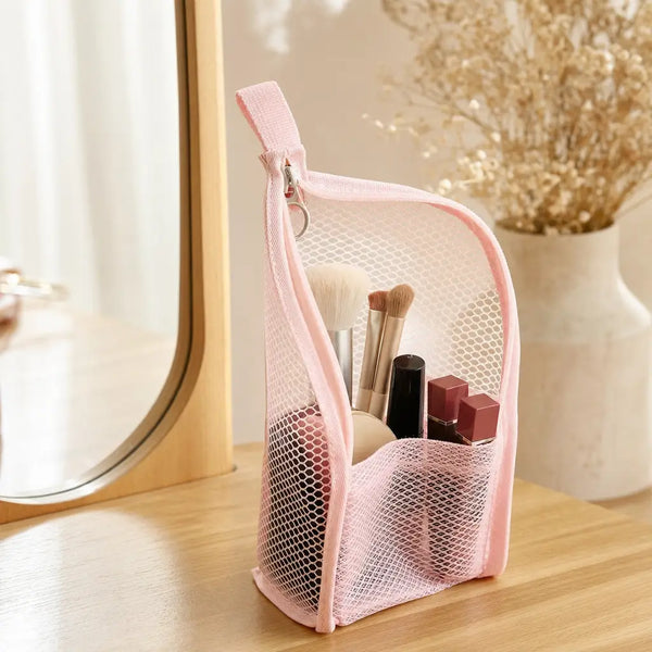 TravelPouch rose avec pinceaux et rouges à lèvres