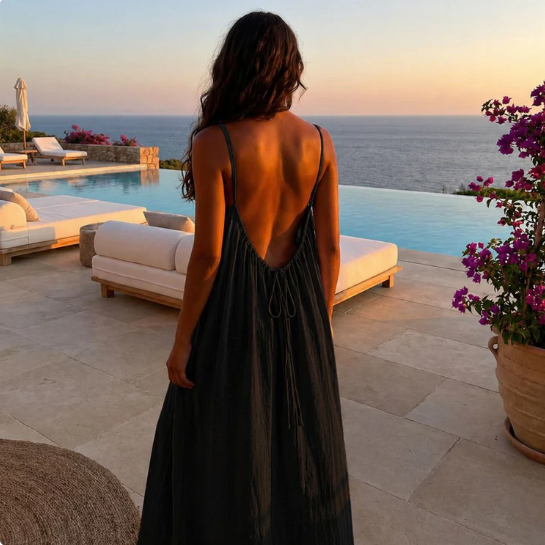 La robe Vivian noire au bord de la piscine