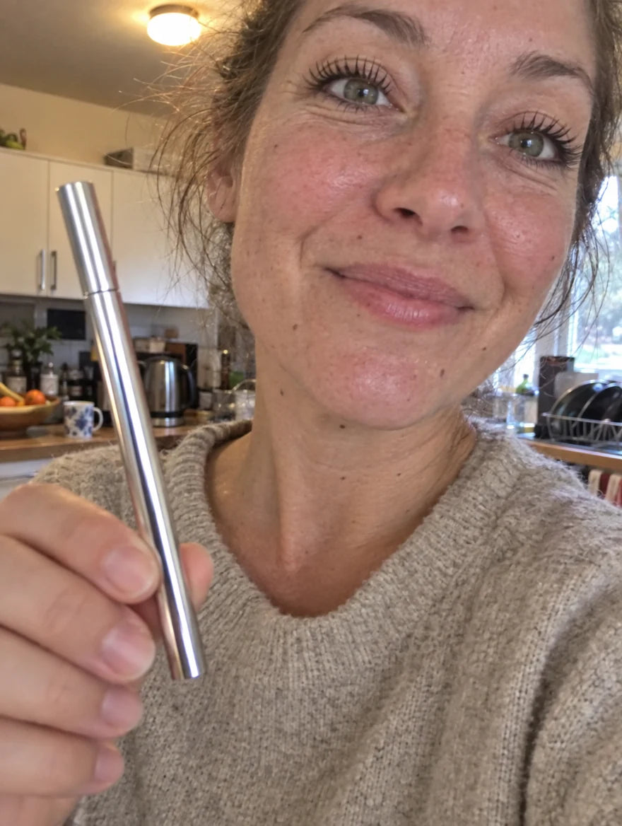 Photo cliente : dans sa cuisine avec le mascara LashLift, cils allongés