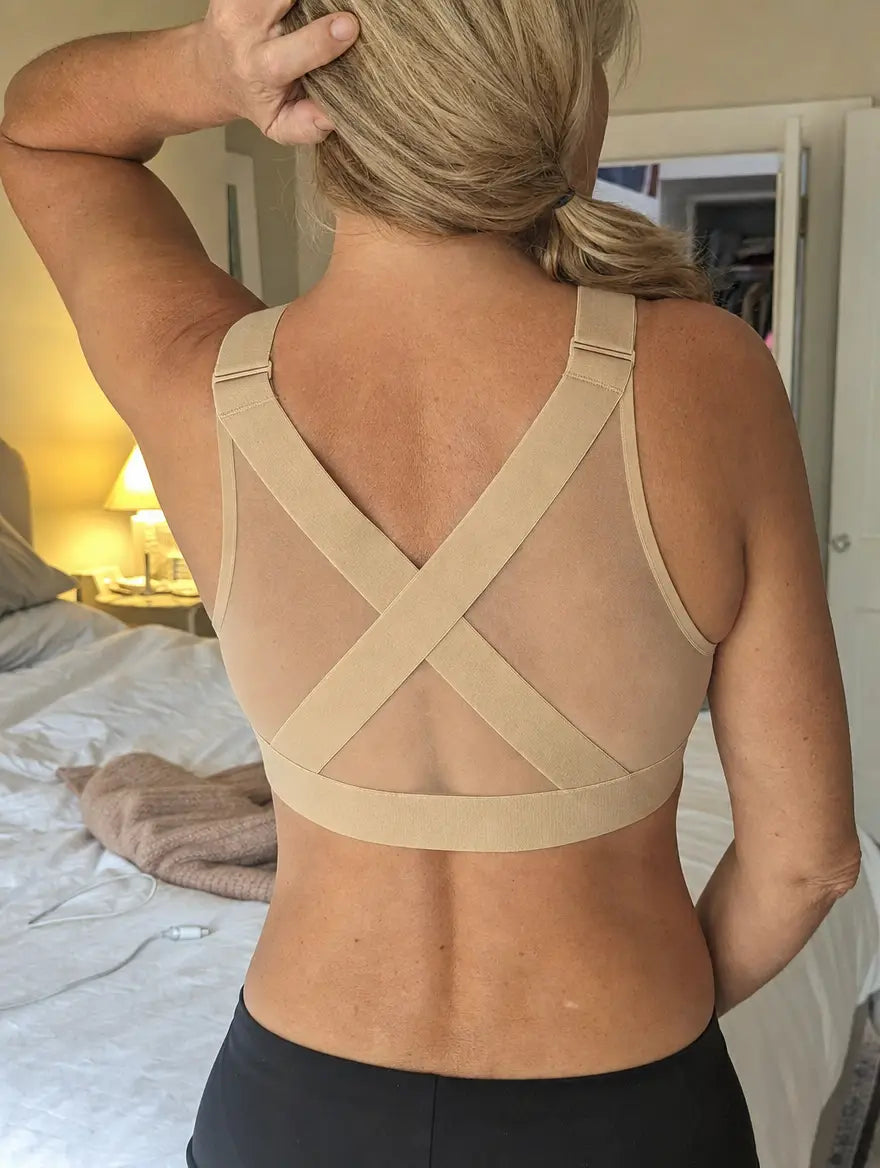 Photo cliente : PostureBra beige porté dans une chambre, bretelles croisées dans le dos