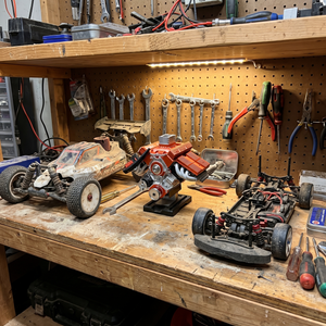 Photo client : le moteur PistonPlay sur une étagère d'atelier entre deux voitures RC
