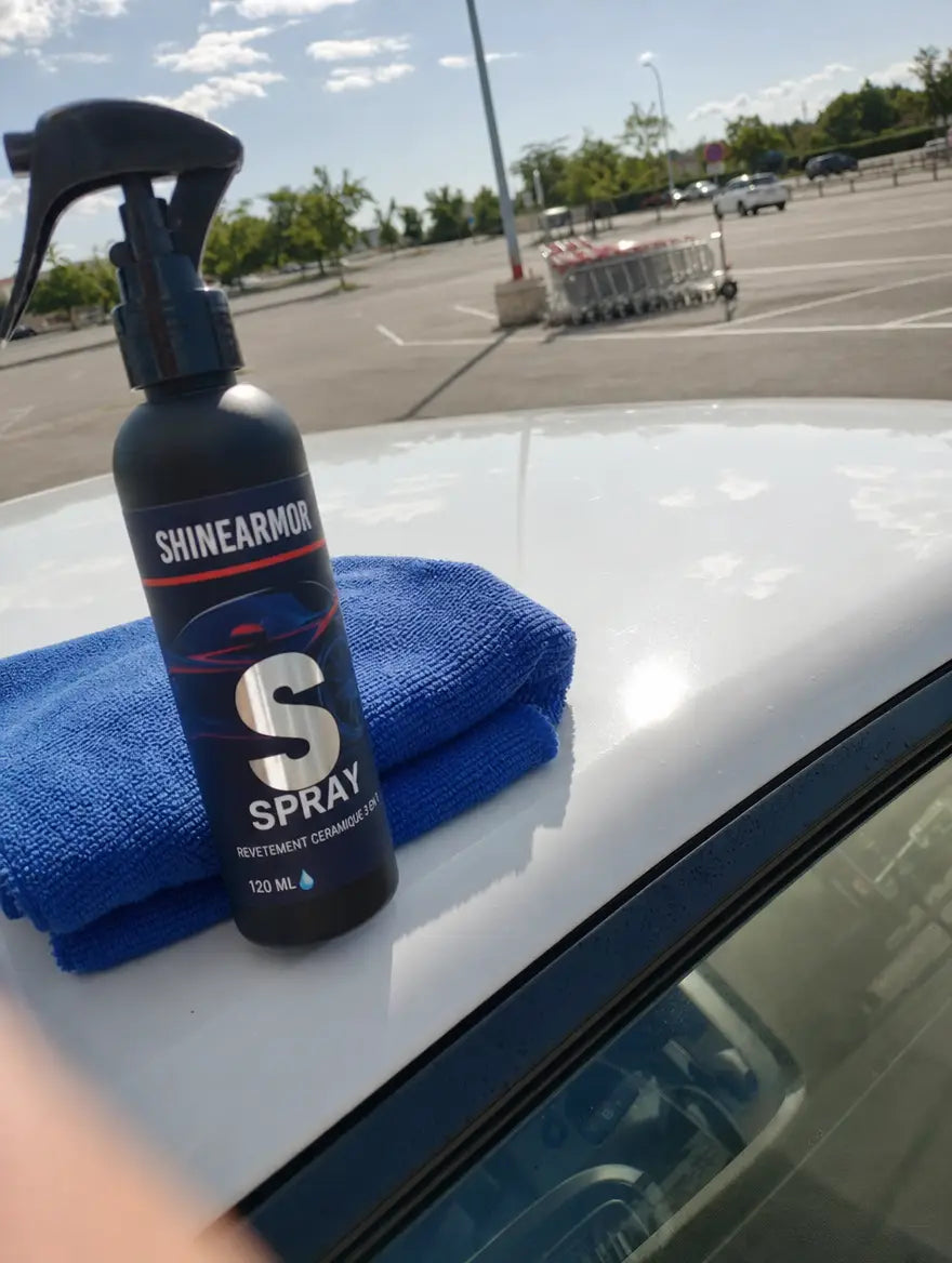 Photo client : flacon ShineArmor sur le toit d'une voiture blanche sur un parking