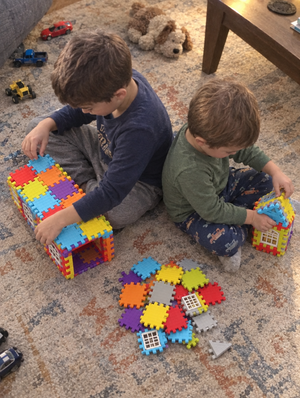 Avis client : deux frères construisent chacun avec SnapBlocks sur le tapis