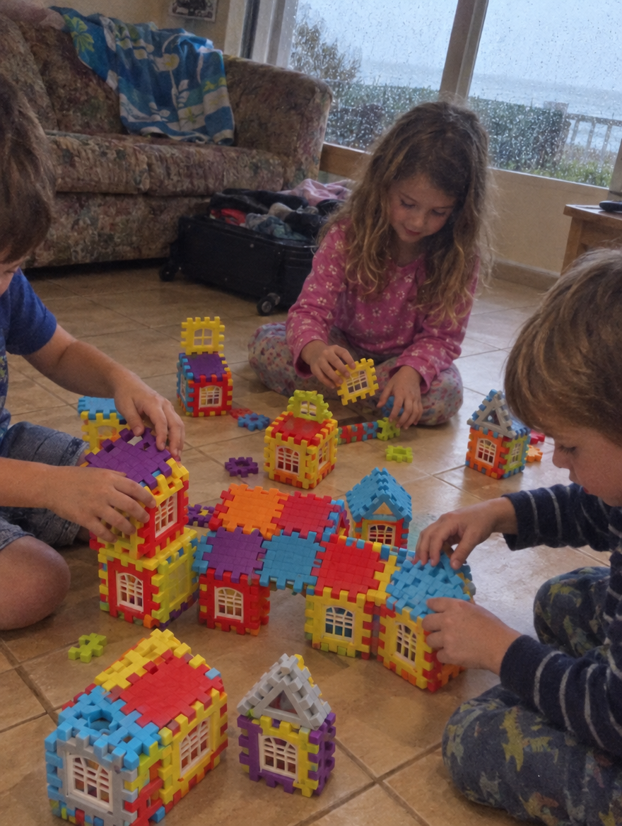 Photo client : deux enfants construisent avec SnapBlocks dans un salon de location de vacances