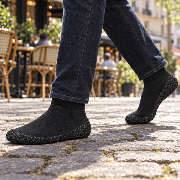 SnugSoles noires sur les pavés d