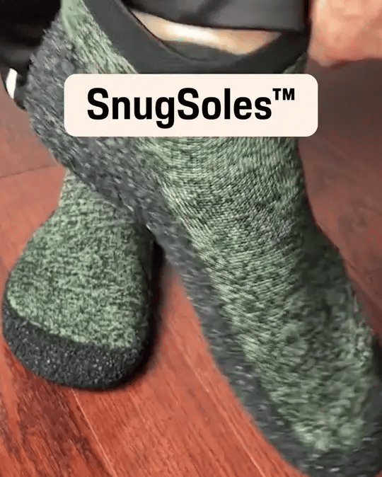 SnugSoles vertes sur le trottoir mouillé et dans les flaques
