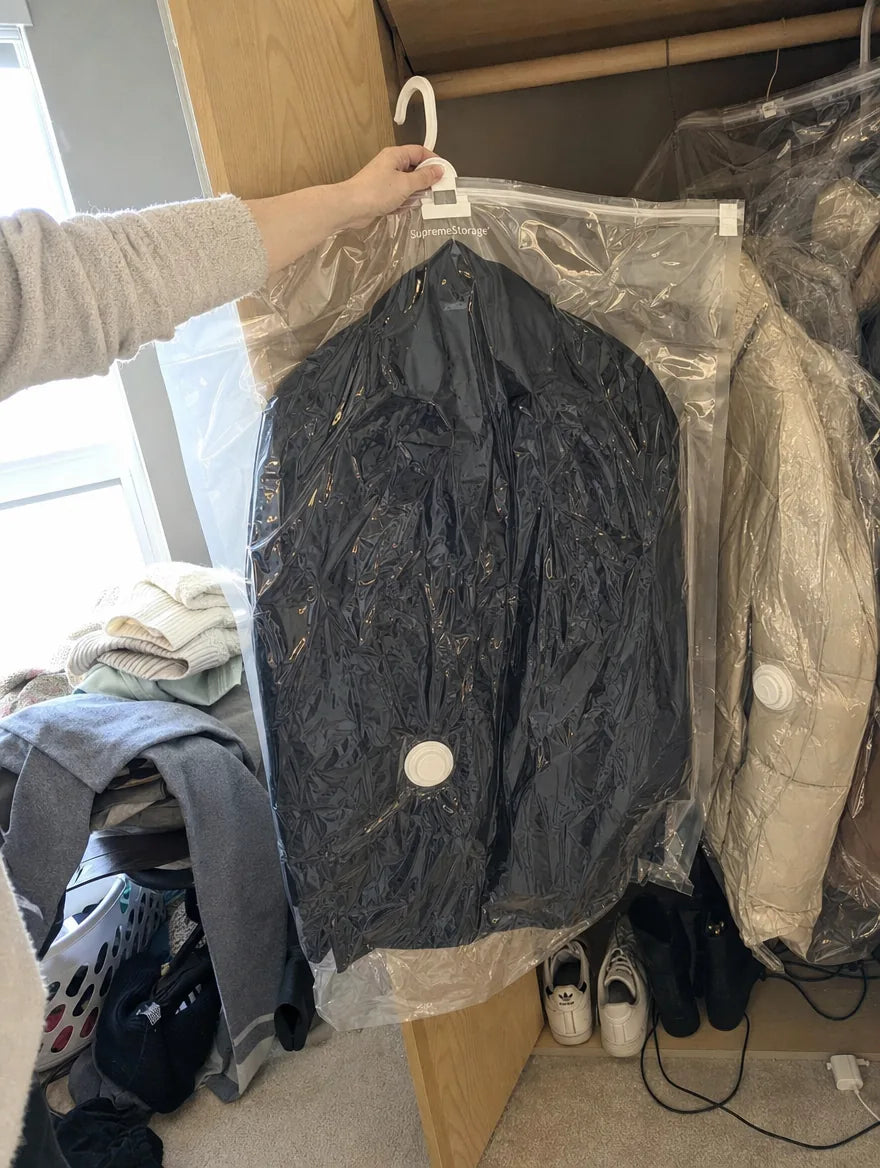 Photo cliente : deux housses SupremeStorage plaquées sur des manteaux dans un placard de chambre