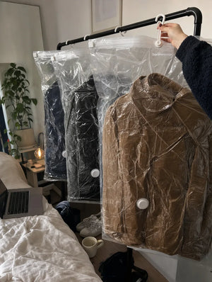 Photo cliente : quatre housses SupremeStorage sur un portant de studio, crochet pivotant