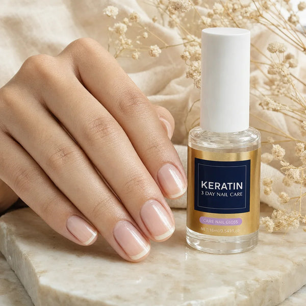 Main aux ongles lisses et brillants a cote du flacon VitaNails sur du marbre
