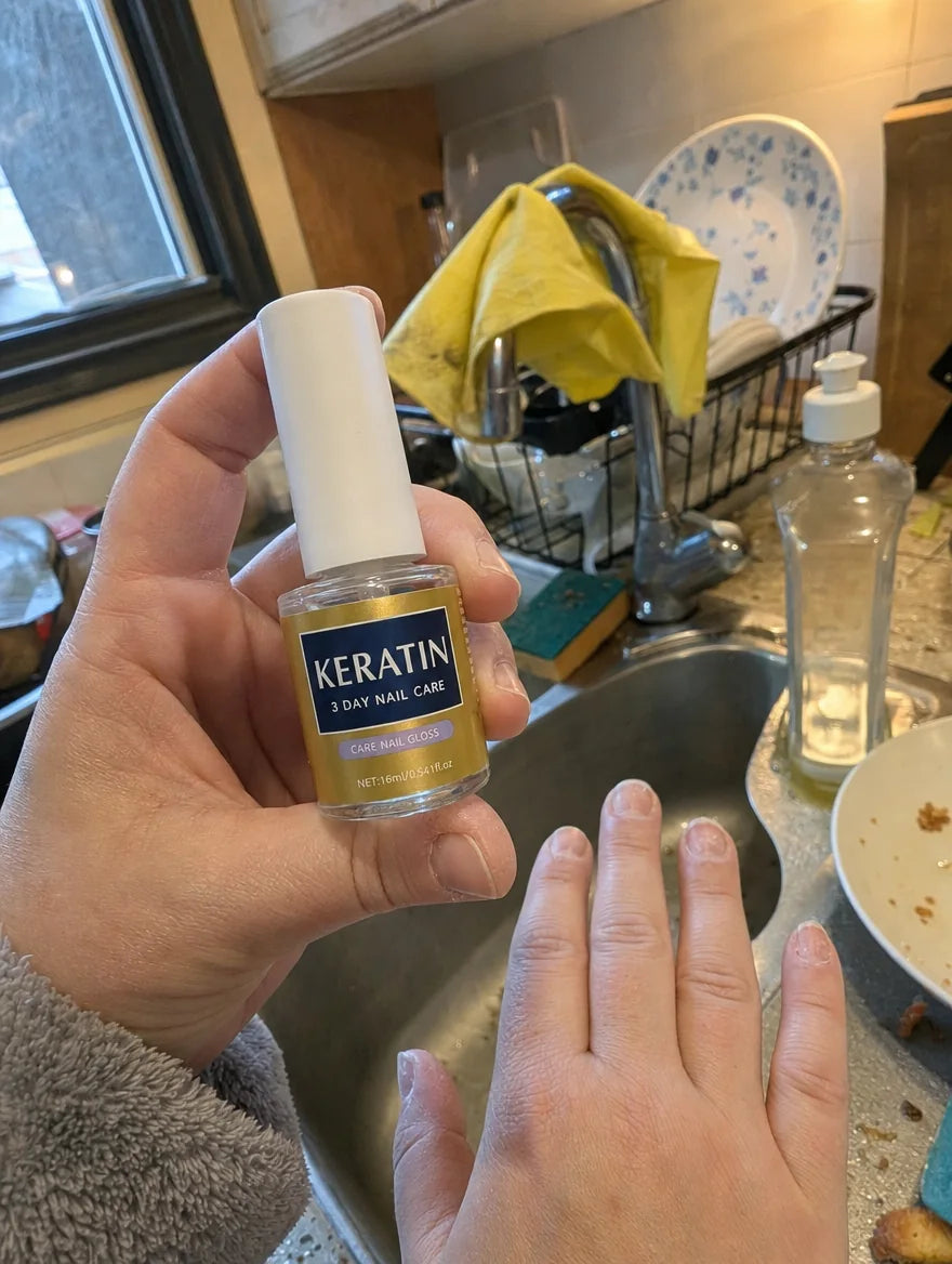 Photo cliente : flacon VitaNails tenu devant un évier de cuisine après la vaisselle