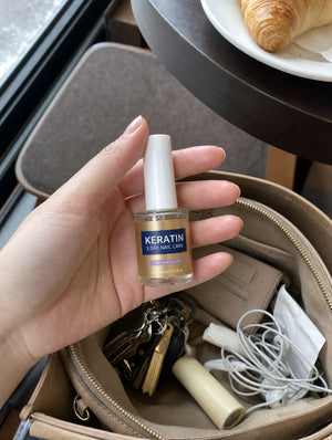 Photo cliente : flacon VitaNails sorti d'un sac a main