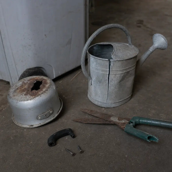 Objets en métal cassés, prêts à être jetés
